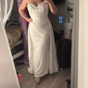 Elegant White Strapless Dress